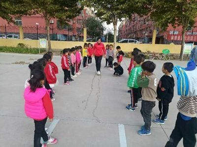 幼儿园轮滑课小游戏